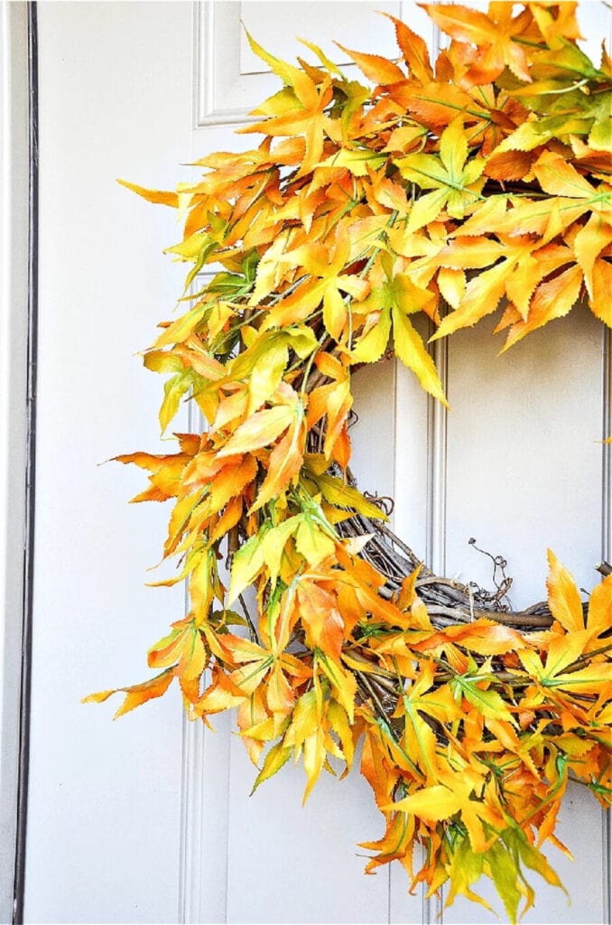 INEXPENSIVE FALL DECORATING IDEAS- PRETTY LEAF WREATH