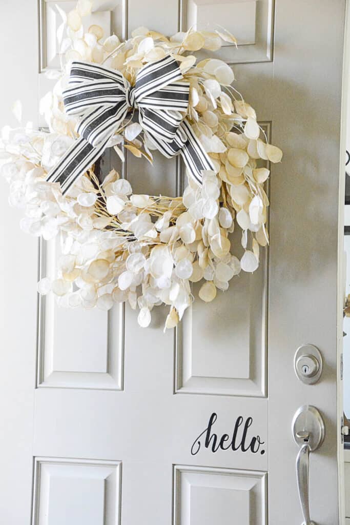 fall foyer ideas- fall wreath on a door