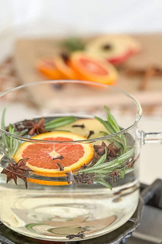 SIMMERING POTPOURRI IN A GLASS POT