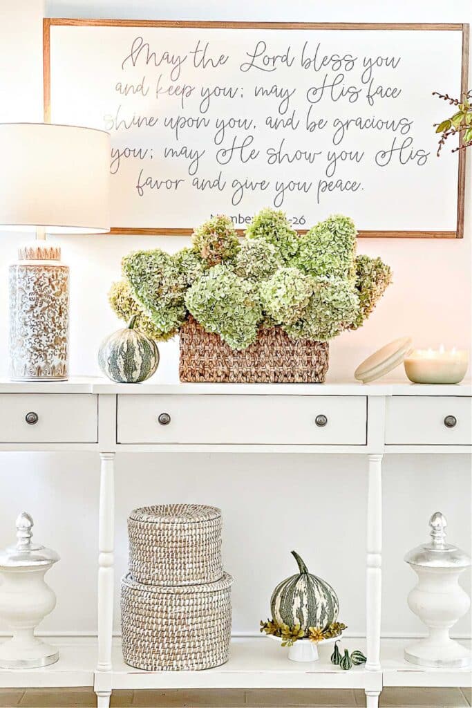 FALL DECORATION ON A FOYER TABLE