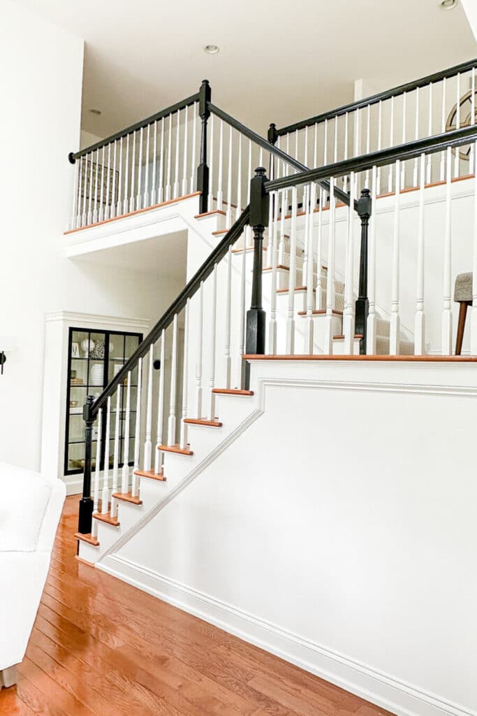 NEUTRAL ARCHITECTURAL ELEMENT IN A NEUTRAL ROOM