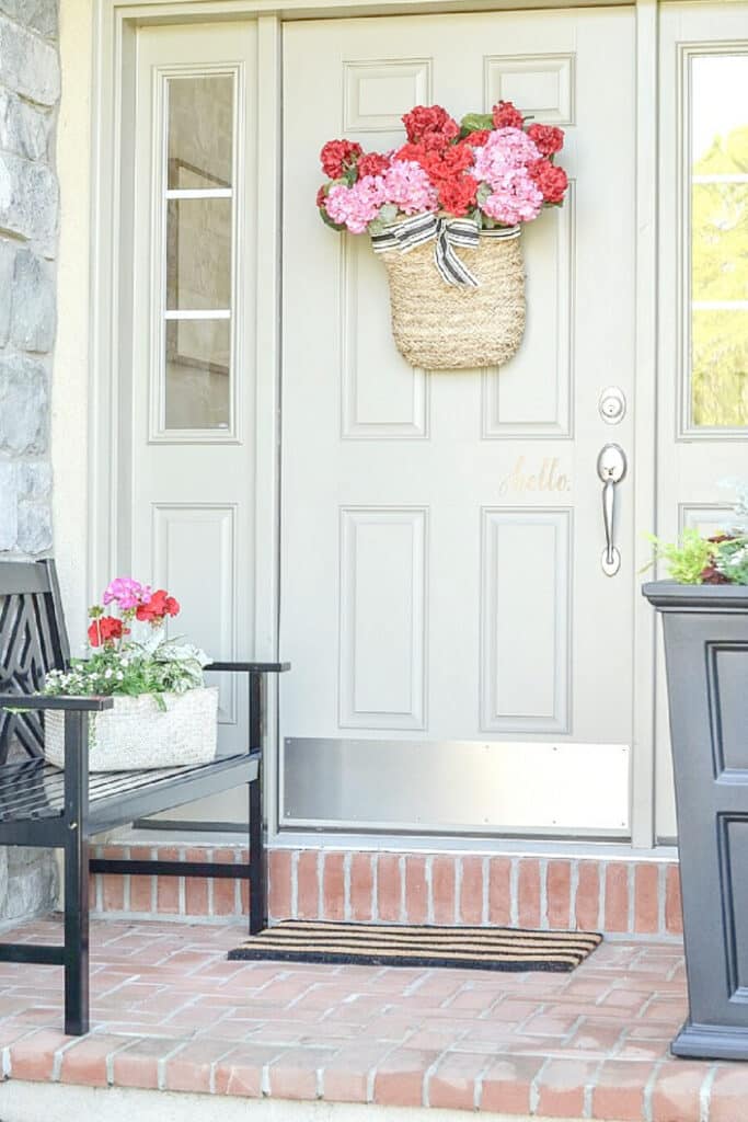 DOOR WITH BENCH