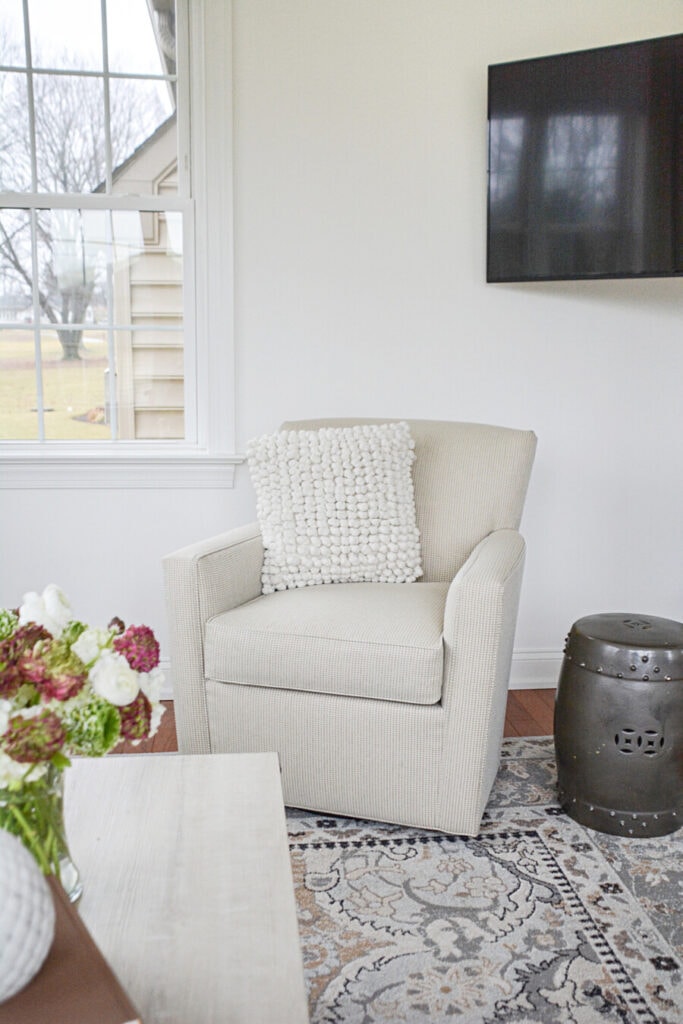 CHAIR AND TV