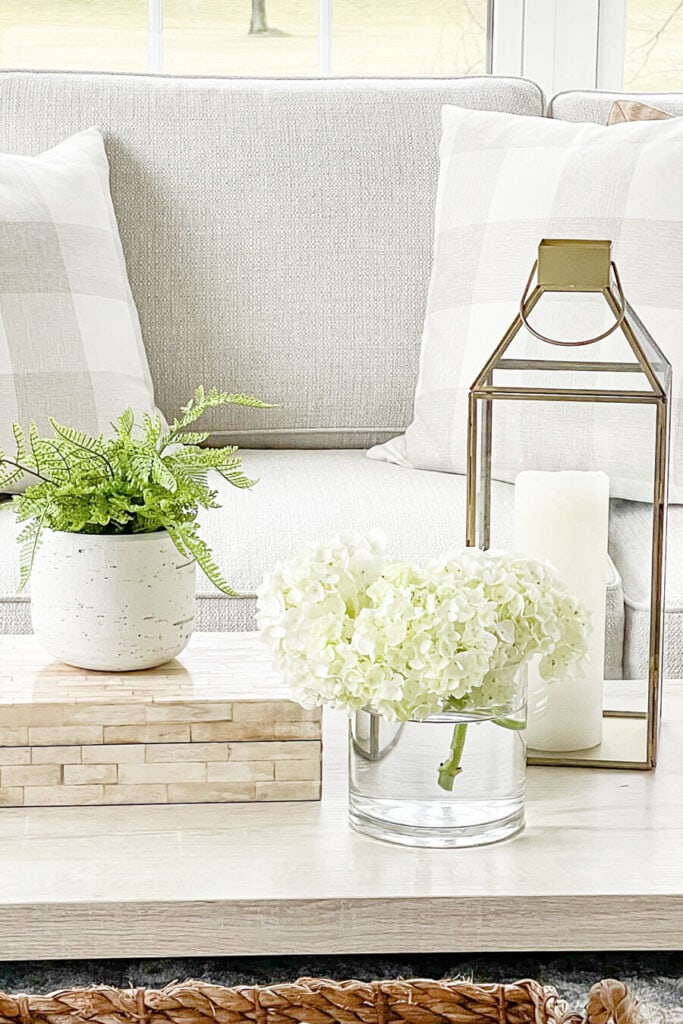 winter decor ideas- COFFEE TABLE WITH HYDRANGEAS