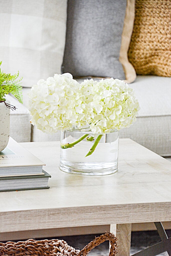 winter decor ideas- COFFEE TABLE WITH HYDRANGEAS