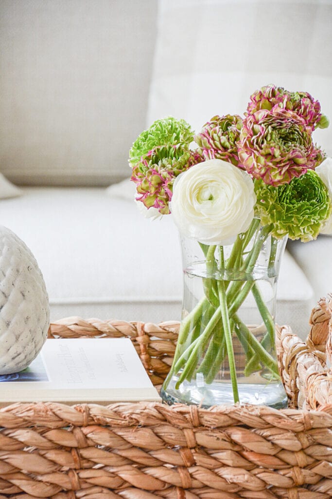 winter decor ideas- COFFEE TABLE WITH RANUNCULUS