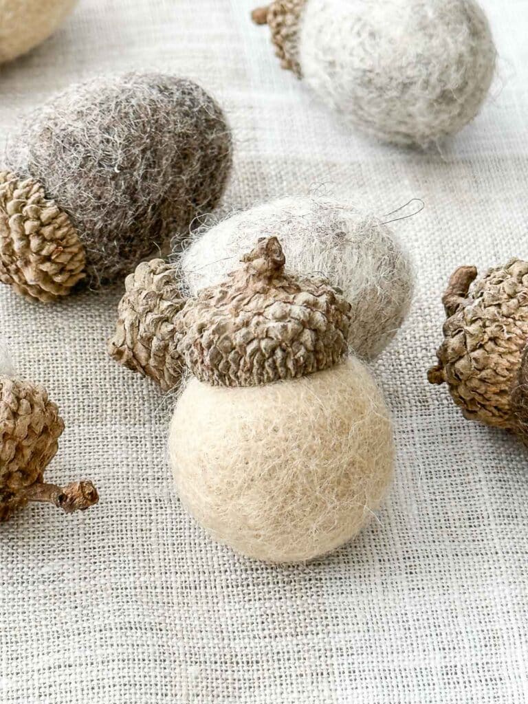 WOOL BALL ACORN STANDING UP